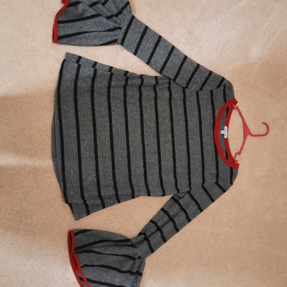 White Birch, size large, gray, black, and red top. Sleeves with flair. - Picture 3 of 3